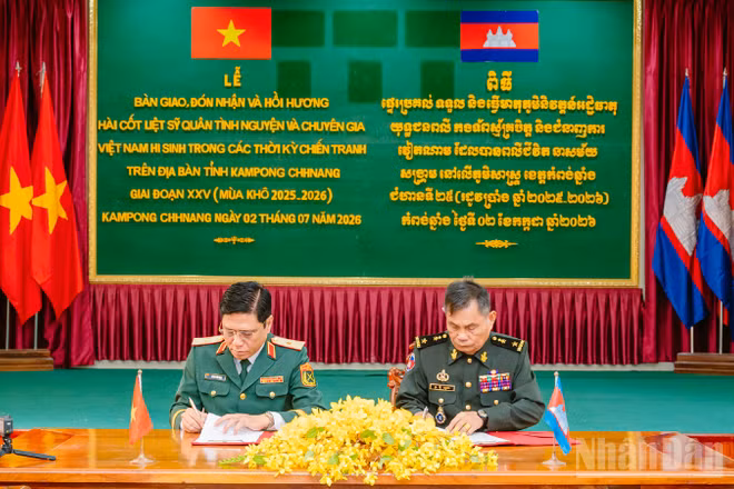 Thiếu tướng Huỳnh Văn Ngon, Phó Chính ủy Quân khu, Trưởng Ban Chỉ đạo 515 Quân khu 9 (bên trái) và Trung tướng Mum Sopheap, Phó Tư lệnh Quân khu Đặc biệt ký kết biên bản giao nhận hài cốt liệt sĩ quân tình nguyện và chuyên gia Việt Nam hy sinh trong các thời kỳ chiến tranh tại Campuchia.