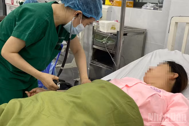 Sản phụ tiếp tục được theo dõi, điều trị tích cực sau phẫu thuật.