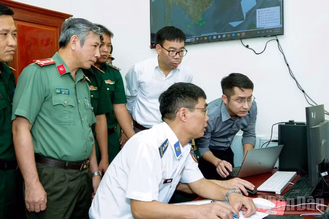 Đoàn công tác kiểm tra hệ thống quản lý tàu cá tại trạm kiểm soát biên phòng Trần Đề, Đồn Biên phòng Trung Bình.
