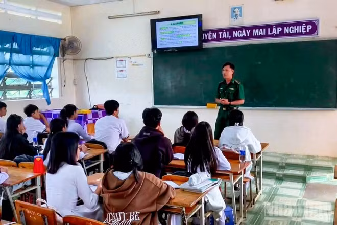 Quang cảnh buổi tuyên truyền tại một lớp học Trường trung học cơ sở và trung học phổ thông Lai Hòa.