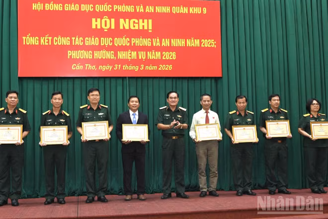 Trung tướng Nguyễn Xuân Dắt, Tư lệnh Quân khu trao thưởng các tập thể có thành tích xuất sắc trong công tác giáo dục quốc phòng và an ninh năm 2025.