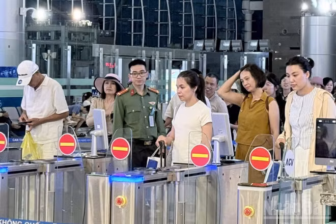 Lực lượng An ninh hàng không thuộc Phòng Quản lý xuất nhập cảnh Công an thành phố Cần Thơ hướng dẫn hành khách check-in sinh trắc học tại ga đi quốc nội.