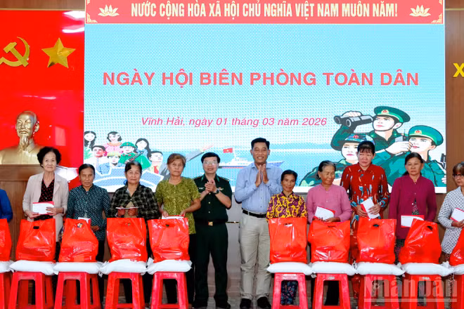 Đại tá Hà Huy Trường, Phó Chính ủy Bộ đội Biên phòng thành phố Cần Thơ và ông Thạch Thanh Tùng, Bí thư Đảng ủy xã Vĩnh Hải tặng quà cho các hộ gia đình có hoàn cảnh khó khăn trên địa bàn. 