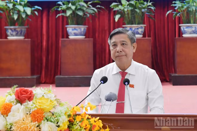 Đồng chí Đồng Văn Thanh, Ủy viên Trung ương Đảng, Phó Bí thư Thường trực Thành ủy, Chủ tịch Hội đồng nhân dân thành phố Cần Thơ phát biểu khai mạc kỳ họp. 