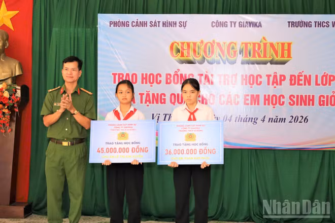 Công an thành phố Cần Thơ trao học bổng tặng học sinh khó khăn vượt khó trong học tập.