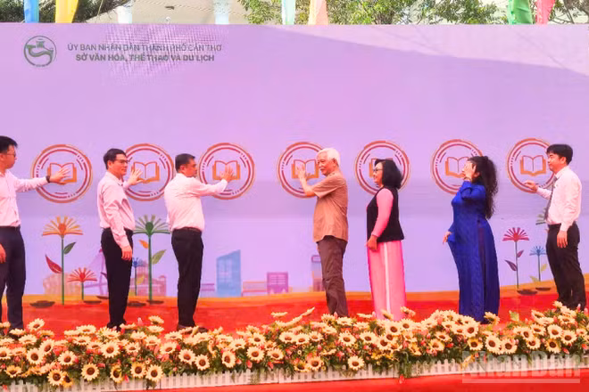 Nghi thức khai mạc.