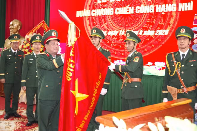 Thiếu tướng Chiêm Thống Nhất, Ủy viên Trung ương Đảng, Phó Tư lệnh, Tham mưu trưởng Quân khu 9 gắn Huân chương Chiến công hạng Nhì lên quân kỳ Quyết thắng Bộ đội Biên phòng thành phố Cần Thơ.