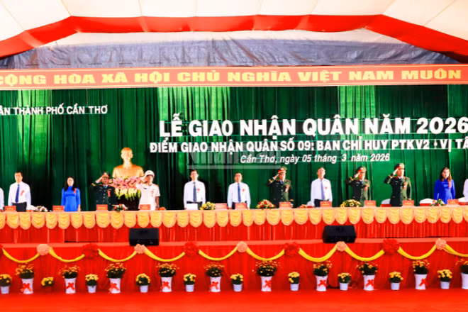 Đại biểu tham dự lễ giao nhận quân tại phường Vị Tân, thành phố Cần Thơ.