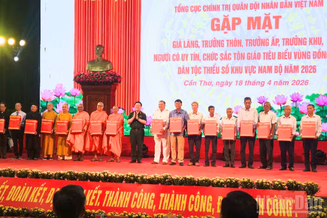 Đại tướng Nguyễn Trọng Nghĩa tặng quà già làng, trưởng thôn, trưởng ấp, trưởng khu, người có uy tín, chức sắc tôn giáo tiêu biểu vùng đồng bào dân tộc thiểu số tại buổi họp mặt.