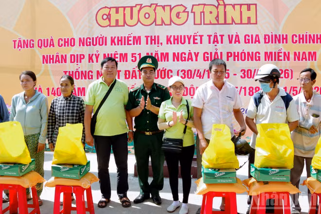 Đại diện lãnh đạo đồn Biên phòng Vĩnh Hải và các nhà hảo tâm tặng quà cho người dân.