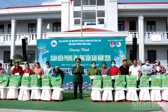 Đại tá Hà Huy Trường, Phó Chính ủy Bộ đội Biên phòng thành phố Cần Thơ tặng quà cho các hộ gia đình có hoàn cảnh khó khăn tại chương trình.