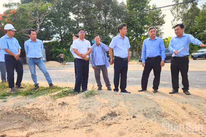 Lãnh đạo thành phố Cần Thơ kiểm tra công trình còn vướng mắc.