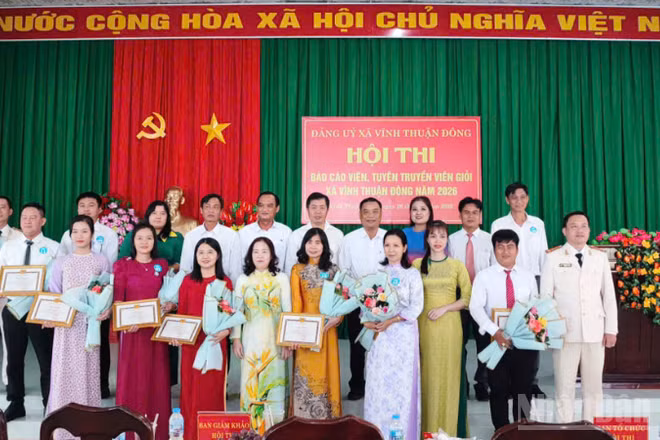 Ban tổ chức hội thi trao thưởng cho các thí sinh đạt thành tích cao.