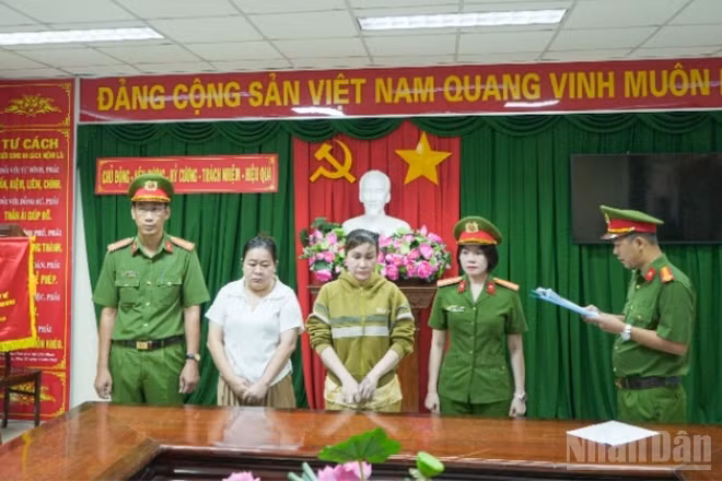 Cơ quan Cảnh sát điều tra Công an thành phố Cần Thơ tống đạt các Quyết định khởi tố vụ án hình sự, khởi tố bị can và thi hành các Lệnh bắt bị can để tạm giam đối với Nguyễn Thị Thu Đông (áo vàng) và Lầu Thị Giang (áo trắng).