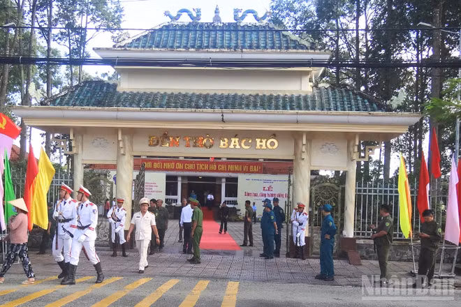 Đền thờ Chủ tịch Hồ Chí Minh tọa lạc tại ấp 3, xã Lương Tâm, thành phố Cần Thơ.