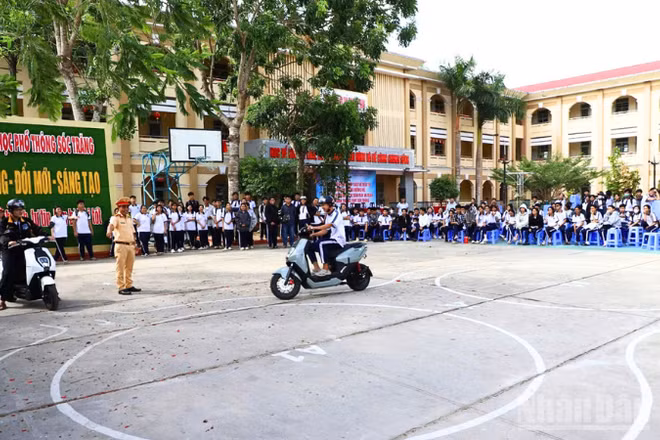 Học sinh trường trung học phổ thông Sóc Trăng, phường Mỹ Xuyên tham gia thực hành sa hình sau buổi học tại trường.
