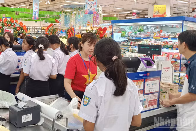 Không khí mua sắm diễn ra sôi động tại siêu thị Co.opmart Vị Thanh, phường Vị Thanh.