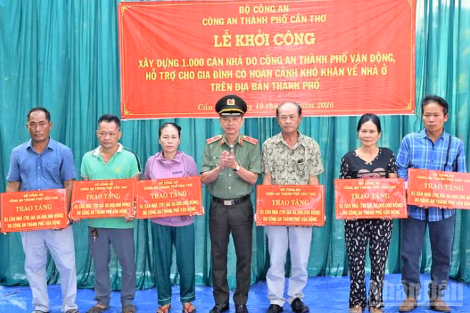 Thiếu tướng Huỳnh Việt Hòa, Giám đốc Công an thành phố Cần Thơ trao quyết định hỗ trợ xây dựng nhà đợt 1 cho hộ gia đình có hoàn cảnh khó khăn.
