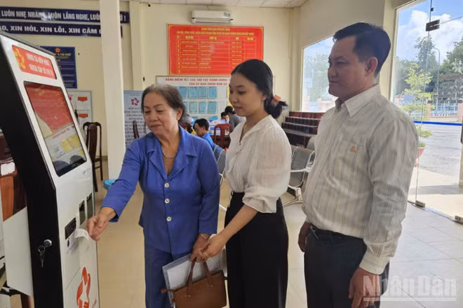 Người dân thao tác trên máy tại Trung tâm Phục vụ hành chính công xã Hiệp Hưng, thành phố Cần Thơ. 