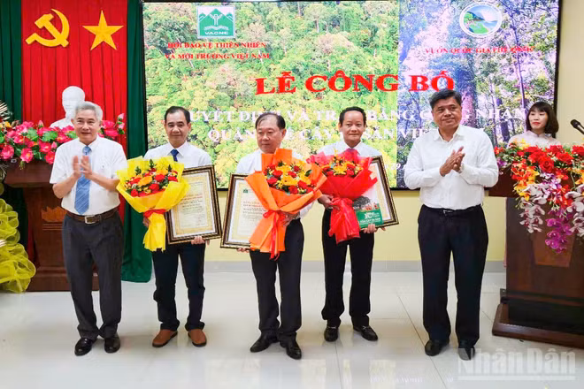 Lễ công bố Quyết định và trao Bằng công nhận Cây Di sản Việt Nam.