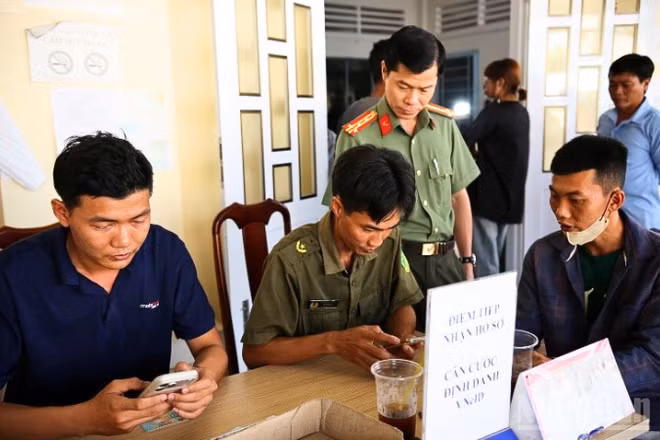 Đại tá Nguyễn Thanh Bình, Phó Giám đốc Công an thành phố Cần Thơ kiểm tra tại Công an các địa phương thực hiện chiến dịch.