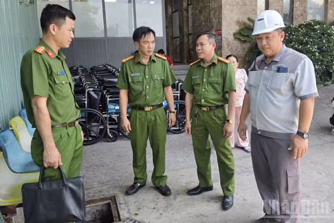 Cơ quan chức năng thu mẫu nước thải để kiểm tra (Ảnh: Công an cung cấp)