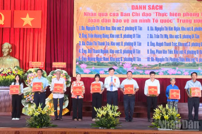 Đồng chí Nguyễn Duy Ngọc, Ủy viên Bộ Chính trị, Bí thư Trung ương Đảng, Trưởng Ban Tổ chức Trung ương tặng quà cho người dân phường Vị Tân, thành phố Cần Thơ.
