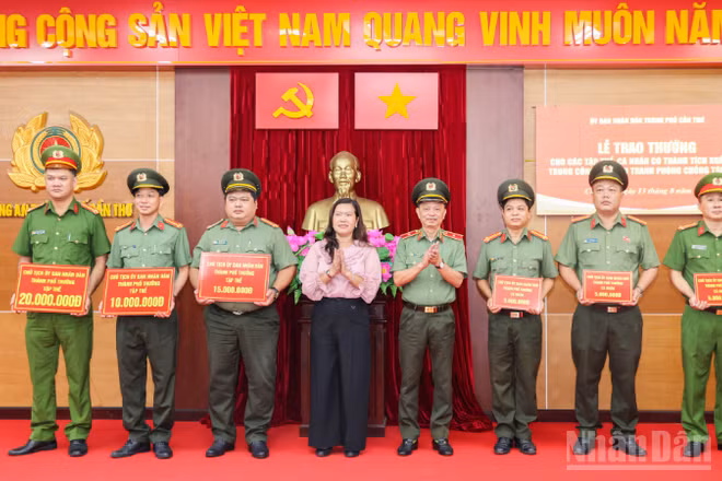 Thiếu tướng Huỳnh Việt Hòa, Giám đốc Công an thành phố Cần Thơ; đồng chí Nguyễn Thị Ngọc Điệp, Phó Chủ tịch Ủy ban nhân dân thành phố trao thưởng cho các tập thể, cá nhân. (Ảnh: Công an cung cấp)