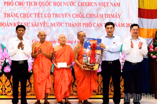 Phó Chủ tịch Quốc hội Vũ Hồng Thanh (thứ 2 từ bên phải qua) tặng quà Hội Đoàn kết sư sãi yêu nước thành phố Cần Thơ.