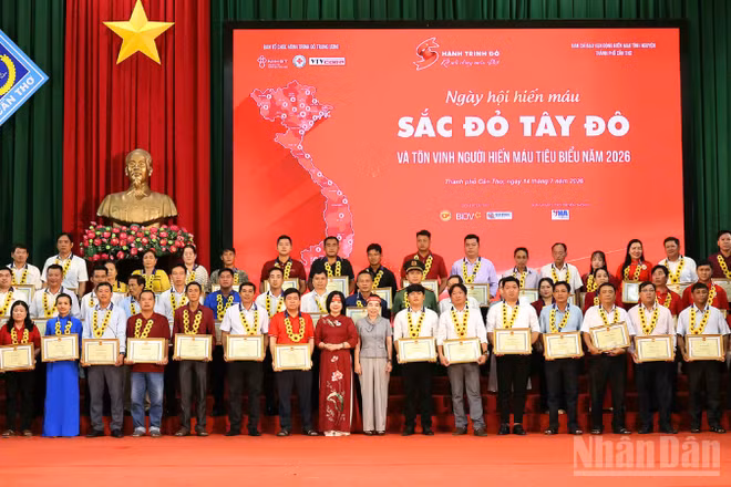 Nhiều cá nhân và gia đình được tôn vinh và tặng bằng khen có thành tích xuất sắc trong phong trào hiến máu tình nguyện.