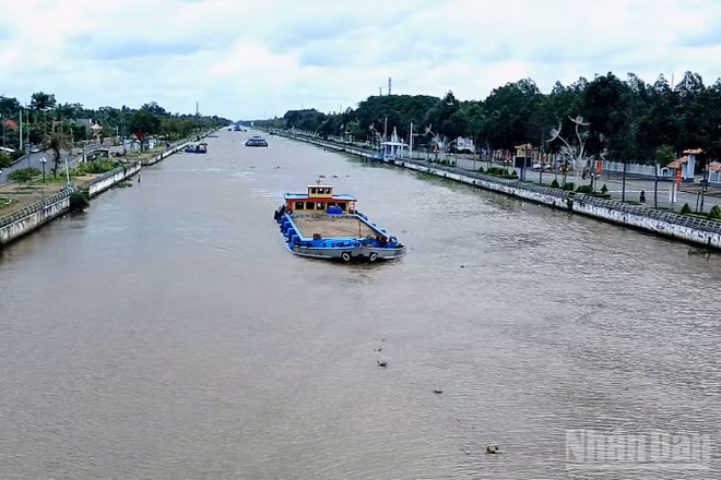 Tuyến kênh xáng Xà No luôn tấp nập phương tiện thủy lưu thông, vận chuyển hàng hóa suốt ngày đêm. (Ảnh: Công an cung cấp)