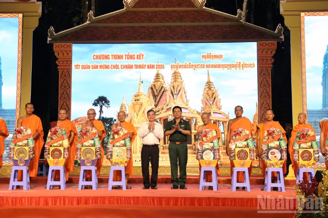 Ban tổ chức trao tặng nhiều phần quà đến trụ trì của các Chùa Nam Tông Khmer trên địa bàn thành phố Cần Thơ.