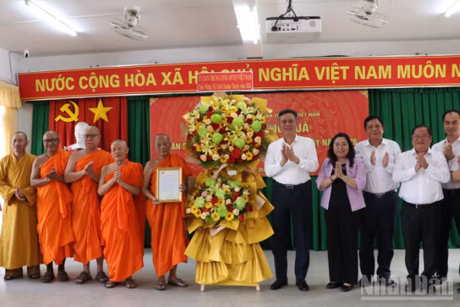 Đoàn công tác trao tặng nhiều phần quà cho các vị trụ trì, Ban quản trị các chùa Phật giáo Nam tông Khmer, người có uy tín trong đồng bào Khmer.