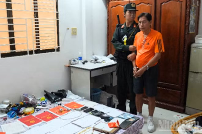 Đối tượng bị Cơ quan Cảnh sát điều tra, Công an thành phố Cần Thơ bắt giữ về hành vi đánh bạc và tổ chức đánh bạc.