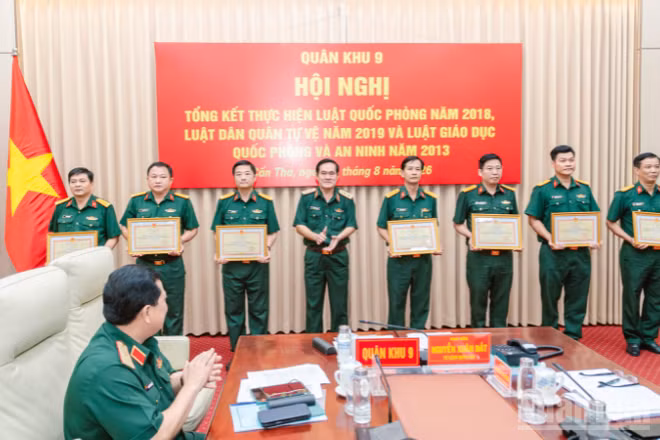 Quân khu tặng bằng khen các tập thể có thành tích xuất sắc, tiêu biểu trong công tác tuyên truyền, tổ chức thực hiện Luật Quốc phòng năm 2018, Luật Dân quân tự vệ năm 2019, Luật Giáo dục Quốc phòng và an ninh năm 2013. (Ảnh: PHƯƠNG NHẬT)