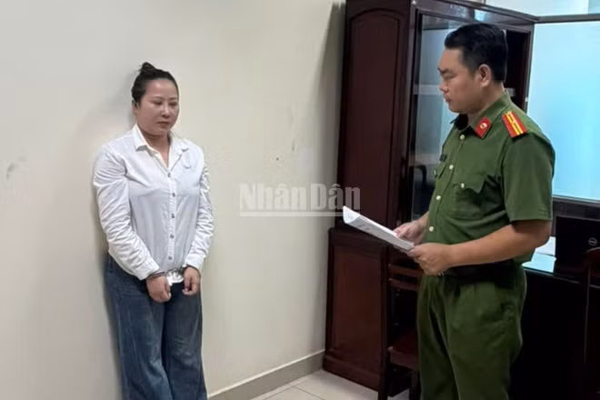Cơ quan Cảnh sát điều tra tống đạt và thi hành các quyết định, lệnh đối với Trần Thị Kim Xuyến.