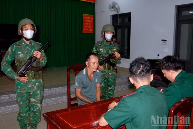 Tổ công tác đồn Biên phòng Vĩnh Châu lấy lời khai đối tượng Diệp Kết.