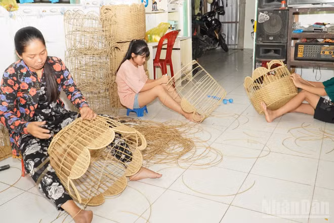 Chị Mai Thị Kim Phụng và các thành viên trong gia đình đang hoàn thiện sản phẩm.