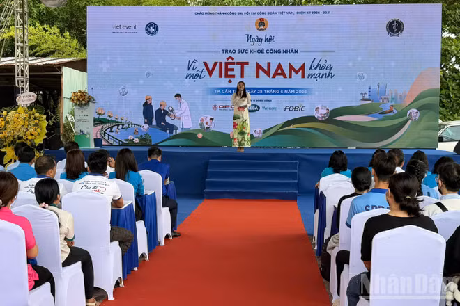 Quang cảnh khai mạc chương trình.