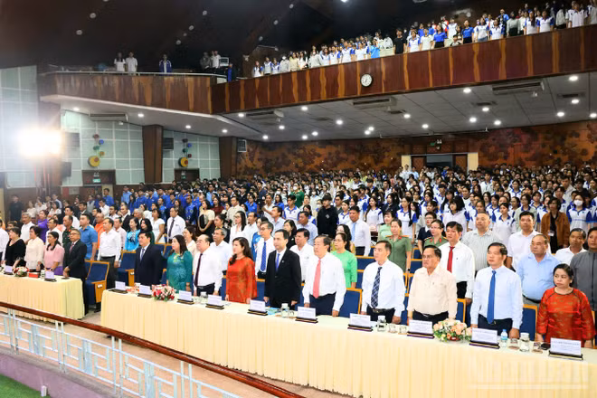 Đại biểu và khách mời thực hiện nghi Lễ chào cờ tại chương trình họp mặt kỷ niệm 50 năm thiết lập quan hệ ngoại giao Việt Nam-Philippines.