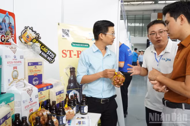 Doanh nghiệp giới thiệu sản phẩm OCOP và nông nghiệp công nghệ cao tại Sàn giao dịch công nghệ Cần Thơ. 