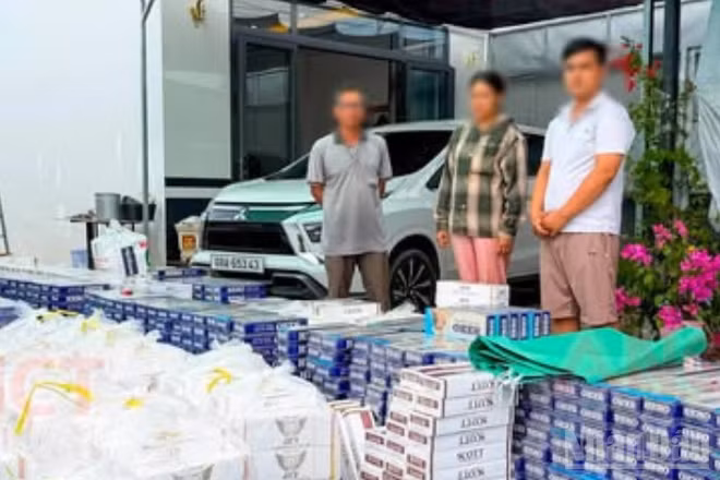 Đối tượng và tang vật vi phạm. (Ảnh: VĂN ÚT)