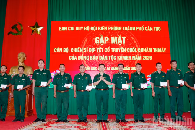 Đại tá Phạm Lê Xuân Bình, Chỉ huy trưởng Bộ đội Biên phòng thành phố Cần Thơ tặng quà chúc Tết cổ truyền Chôl Chnăm Thmây tới cán bộ, chiến sĩ là người dân tộc Khmer.
