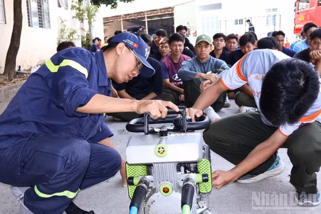 Hướng dẫn thao tác bảo quản, bảo dưỡng phương tiện chữa cháy và cứu nạn, cứu hộ.