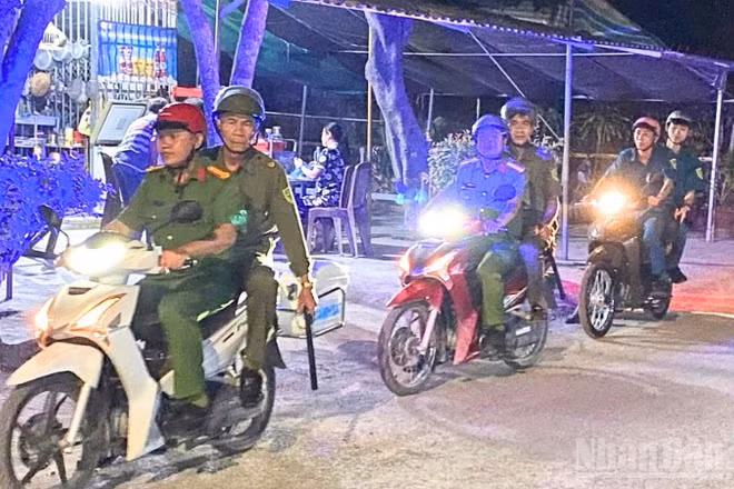 Công an xã Tân Hòa, thành phố Cần Thơ phối hợp các lực lượng tuần tra đêm, bám sát địa bàn.