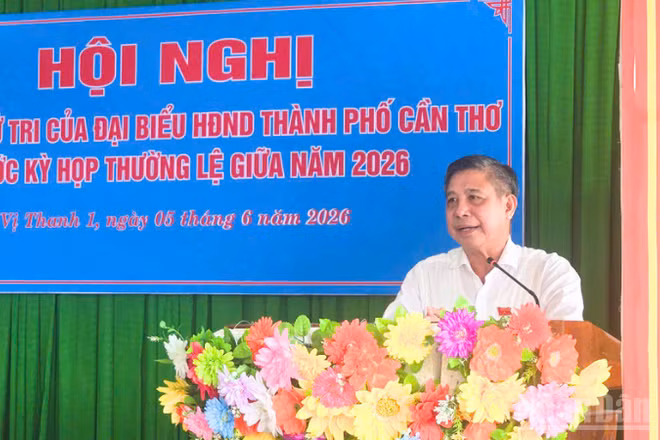 Đồng chí Đồng Văn Thanh, Ủy viên Trung ương Đảng, Phó Bí thư Thường trực Thành ủy, Chủ tịch Hội đồng nhân dân thành phố Cần Thơ phát biểu tại buổi tiếp xúc cử tri.