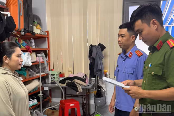 Công an thành phố Cần Thơ đọc lệnh khám xét tại hộ kinh doanh Huỳnh Hạ Thi. (Ảnh: THÀNH LỢI)
