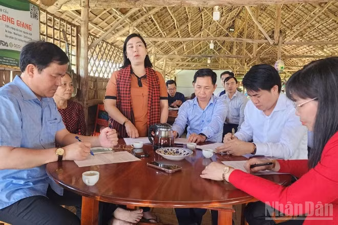 Lãnh đạo thành phố và đại diện các sở, ngành làm việc với Hợp tác xã Du lịch nông nghiệp Cồn Sơn, lắng nghe kiến nghị và đề xuất từ người dân.