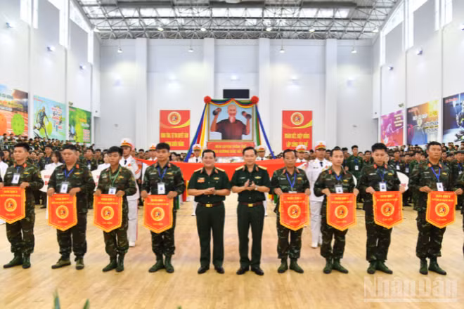 Thủ trưởng Bộ Tư lệnh Quân khu tặng Cờ lưu niệm cho các đoàn vận động viên. (Ảnh: HỮU TÀI)