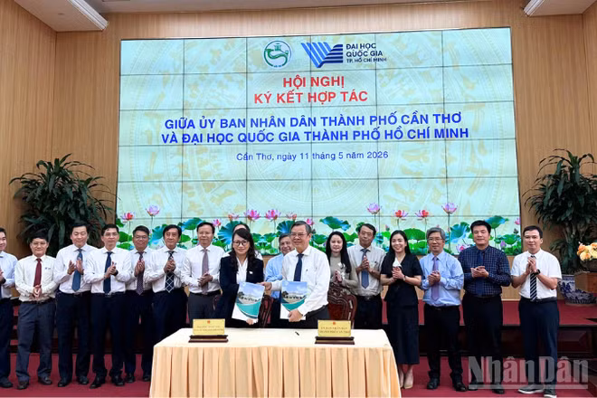 Ông Trương Cảnh Tuyên, Chủ tịch Ủy ban nhân dân thành phố Cần Thơ ký kết với Giáo sư, Tiến sĩ Nguyễn Thị Thanh Mai, Giám đốc Đại học Quốc gia Thành phố Hồ Chí Minh. 
